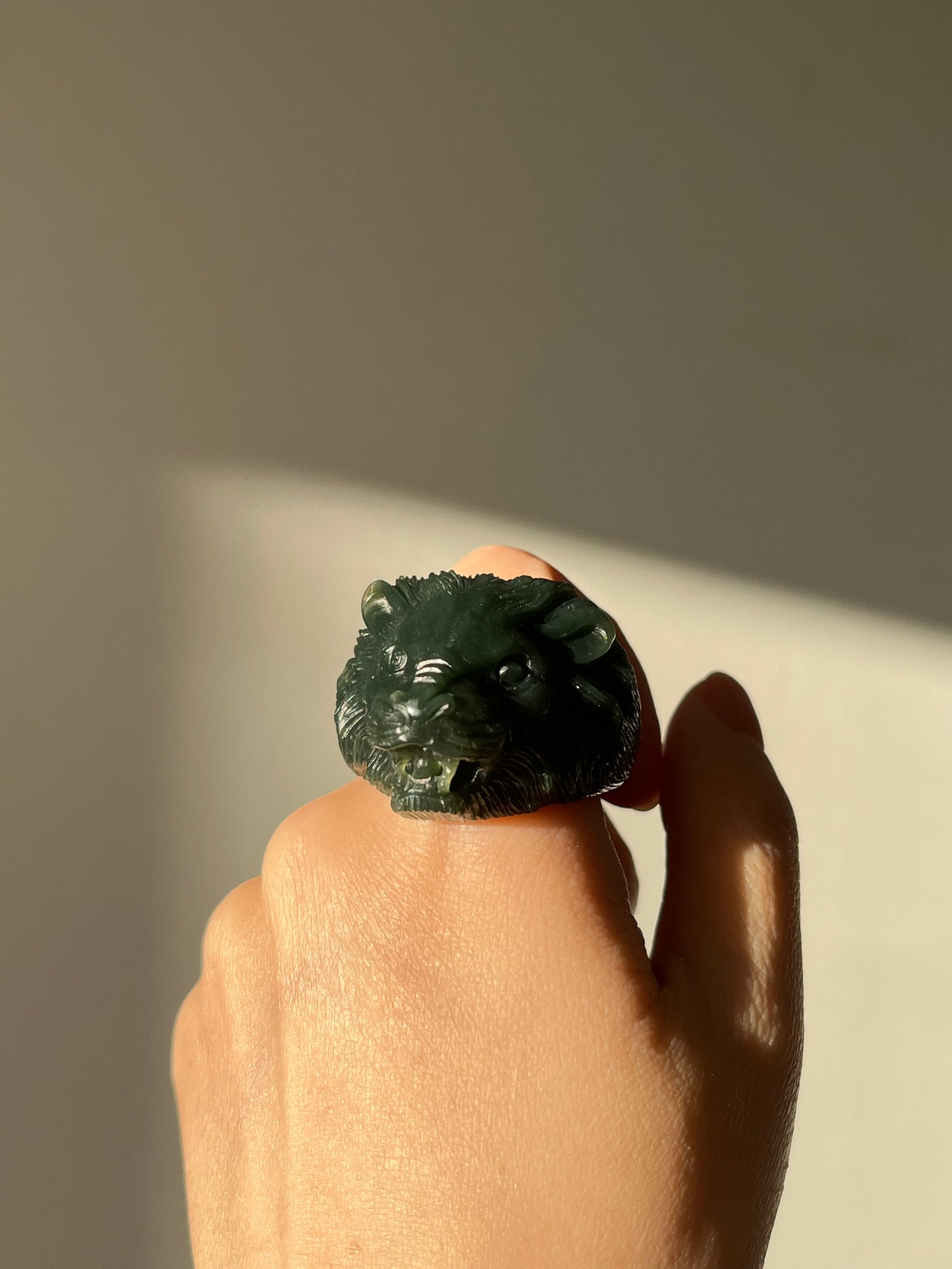 Hand Carved Jade Lion Head Thumb Ring, 手雕细青玉狮头扳指