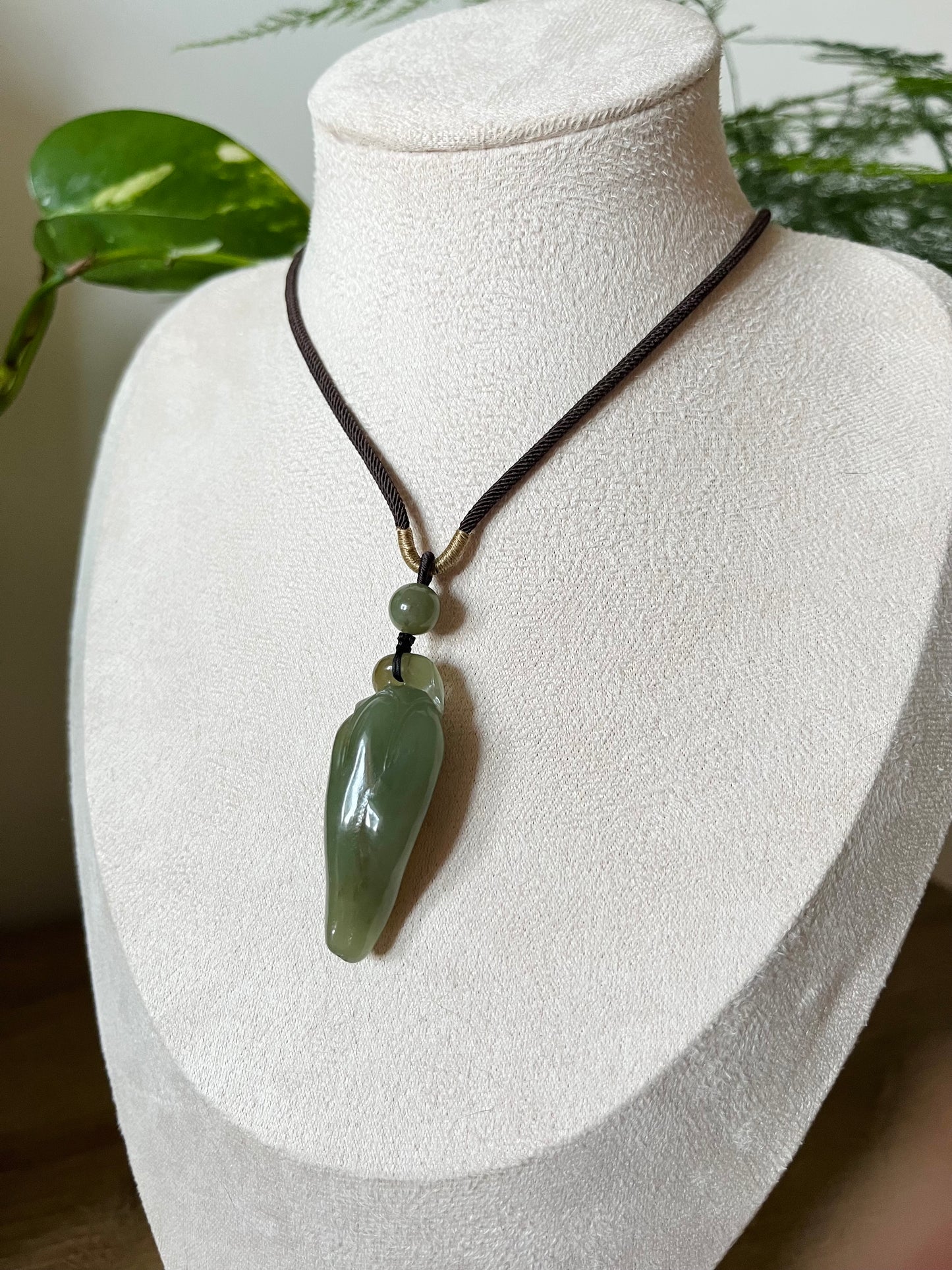 Hand Carved Jade Pepper Pendant，手雕且末蓝糖和田玉辣椒