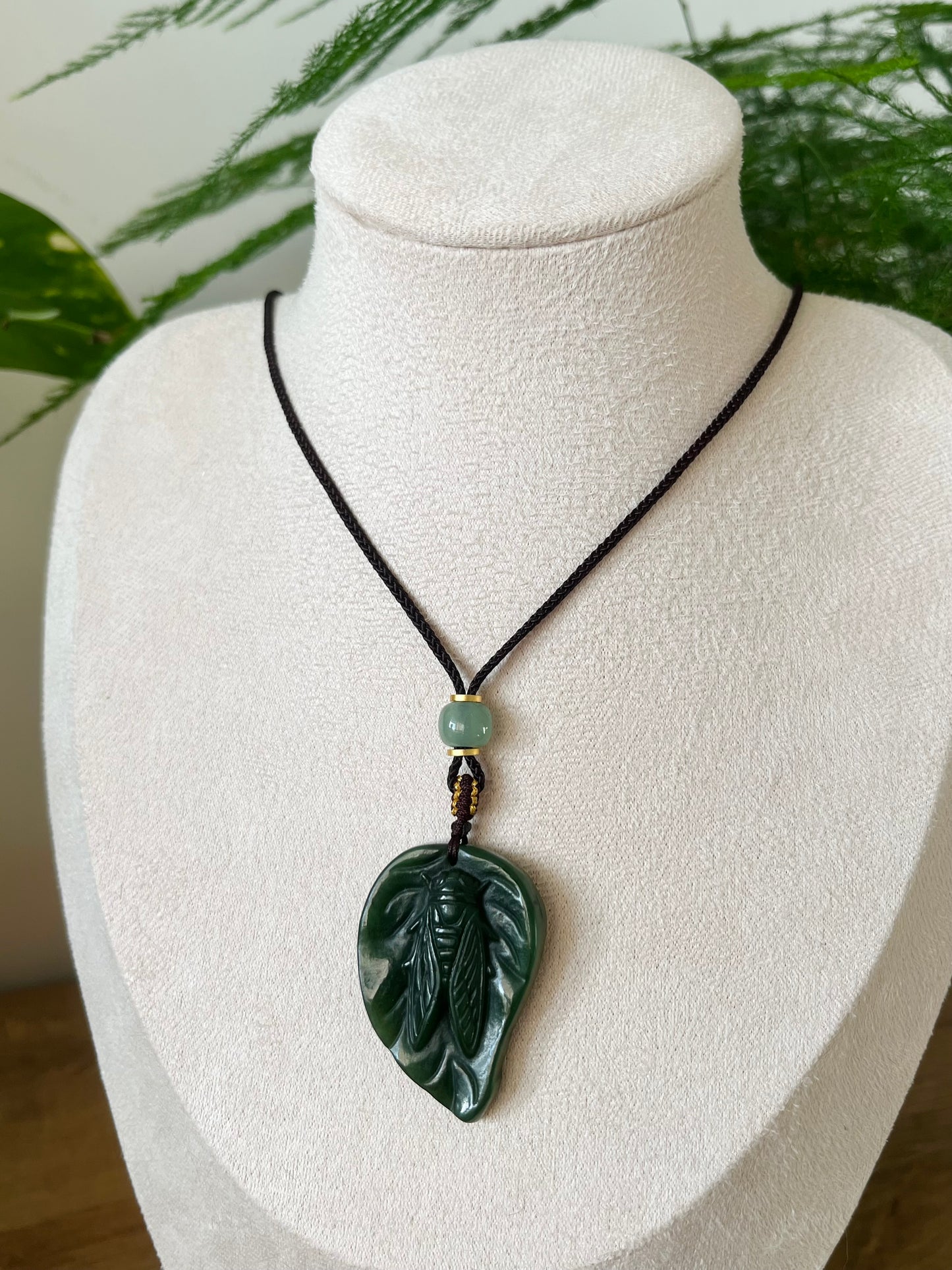 Hand Carved Jade Cicada on a Leaf Pendant, 手雕碧玉蝉吊坠