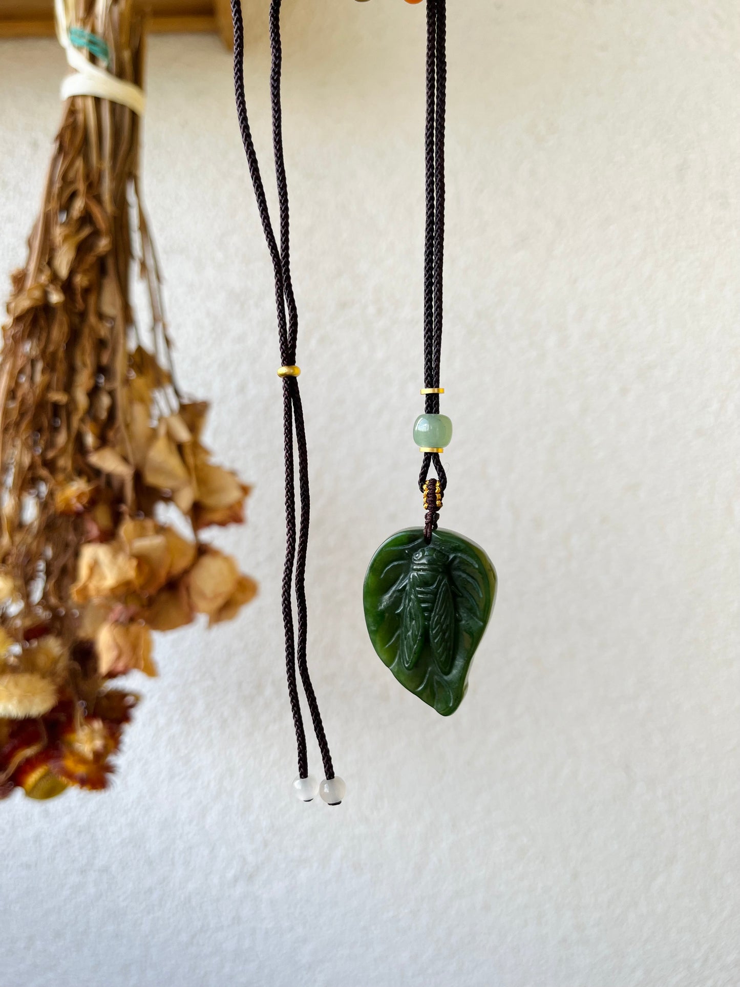 Hand Carved Jade Cicada on a Leaf Pendant, 手雕碧玉蝉吊坠