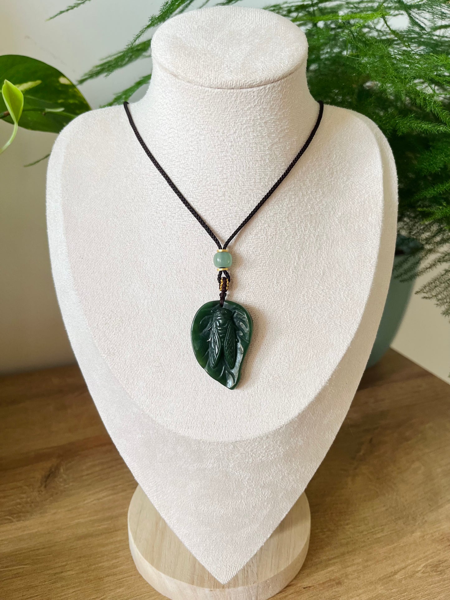 Hand Carved Jade Cicada on a Leaf Pendant, 手雕碧玉蝉吊坠