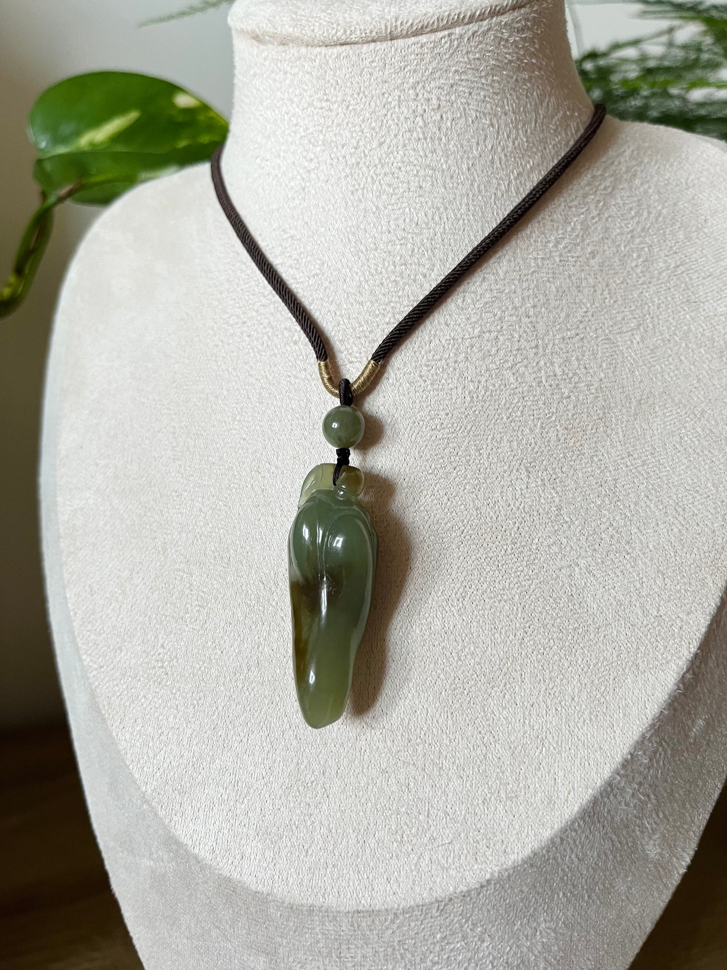 Hand Carved Jade Pepper Pendant，手雕且末蓝糖和田玉辣椒