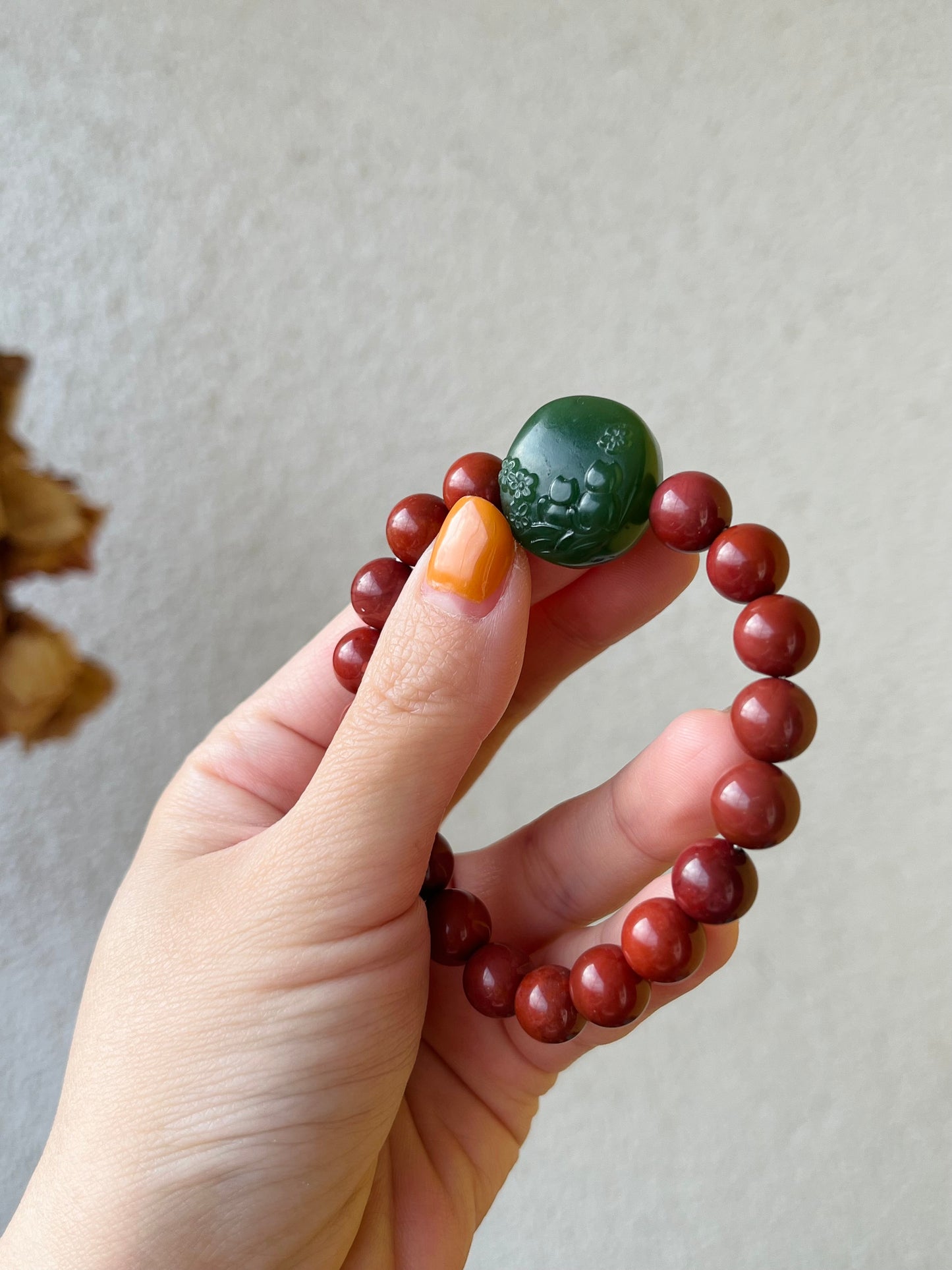 Southern Red Agate Beaded Bracelet (9mm) with a Hand Carved Green Jade Cat Pendant, 南红玛瑙和手雕猫牌手串