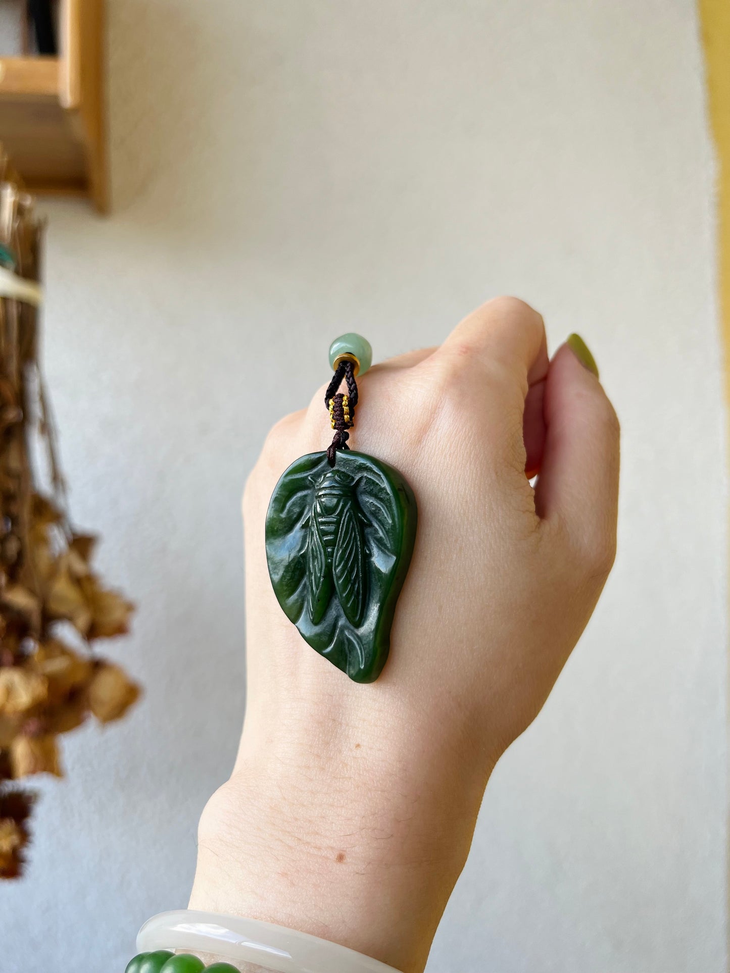 Hand Carved Jade Cicada on a Leaf Pendant, 手雕碧玉蝉吊坠