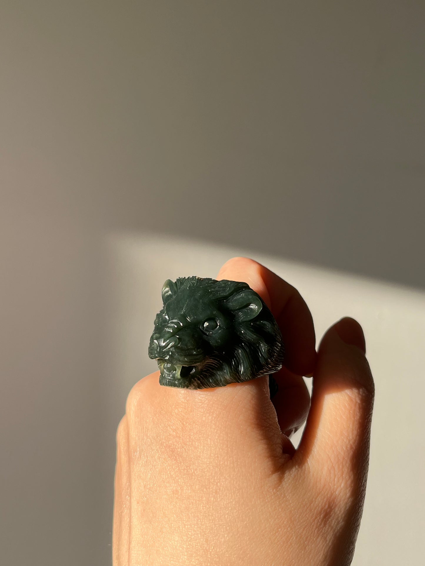 Hand Carved Jade Lion Head Thumb Ring, 手雕细青玉狮头扳指