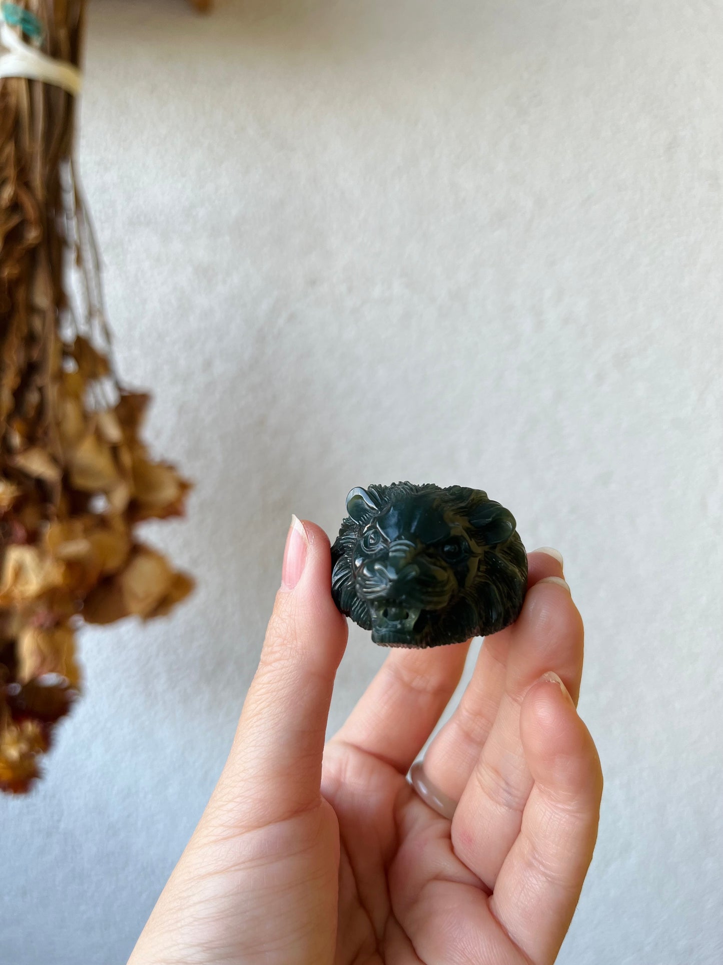 Hand Carved Jade Lion Head Thumb Ring, 手雕细青玉狮头扳指